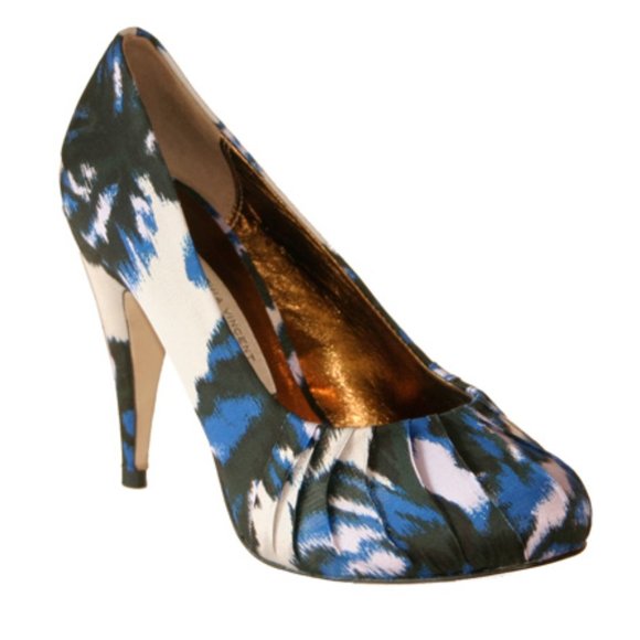 CYNTHIA VINCENT Blue & White Ikat Pattern “Didi” Round Toe Pumps Size 7 - Picture 9 of 9